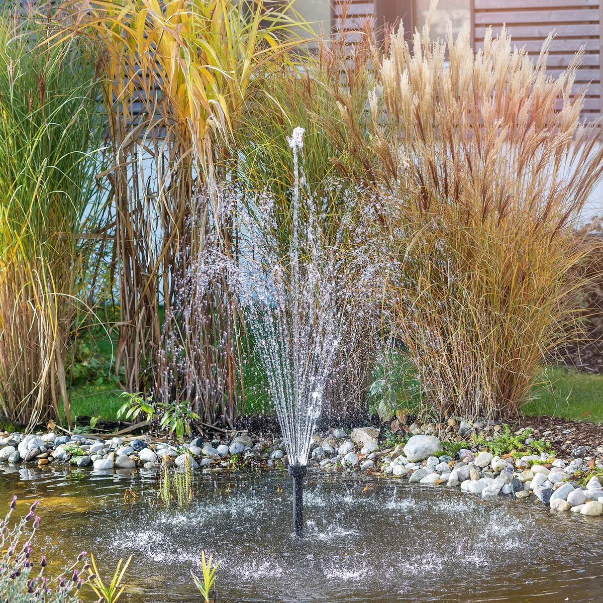 esotec Teichpumpe mit Sprinklerset, Springbrunnenpumpe, Wasserspiel Pumpe, Solarbrunnen Pumpe 2500 l/h 12-18 VDC IP68 außen 101997