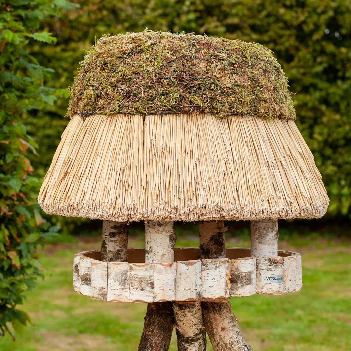 VOSS.garden Ovales Vogelhaus Pellworm mit Reetdach, Naturbelassene Birke 46x29cm große Futterplatte, Vogelfutterstation Vogelvilla Futterhaus Vogelhäuschen