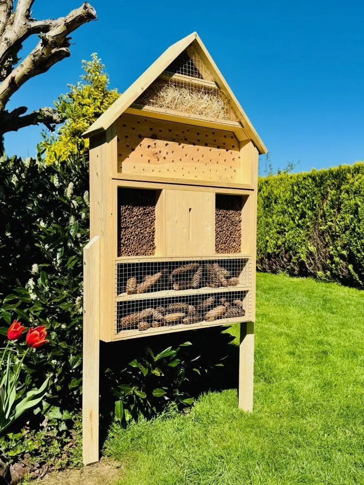 Garten Holz Insektenhotel XXL Wildbienen-Nisthilfe aus Holz mit Standfuß 110 x 79 x 16 cm (HxBxT) Insektenhaus Natur I Bienenhotel I Insektenhaus I Wetterfest I 6 Etagen