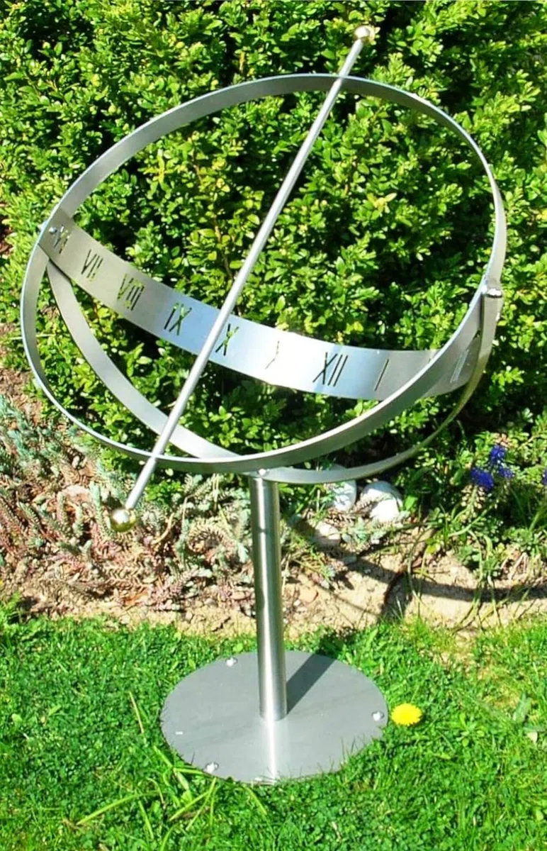 DanDiBo Sonnenuhr Edelstahl für den Garten 90 cm Rostfrei 96208 mit Säule Ausrichtbar Wetterfest Gartenuhr Modern Metall