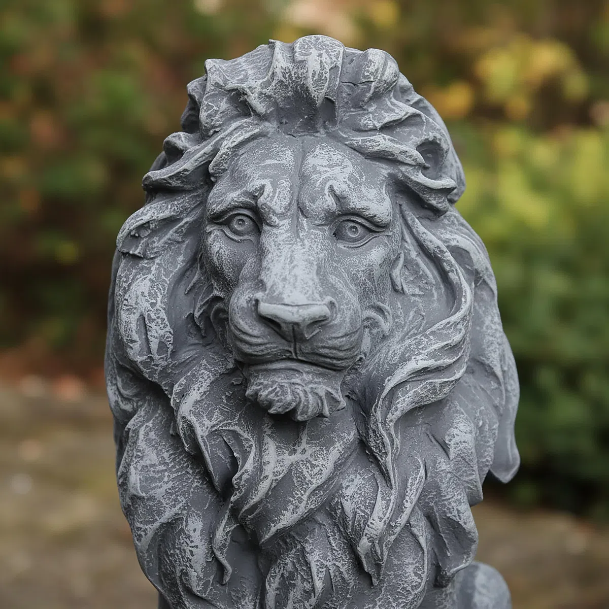 Relaxdays Löwen Figur, mit Sockel, H x B x T: 38 x 17 x 27 cm, Polyresin, UV-beständig, wetterfeste Gartendeko, grau