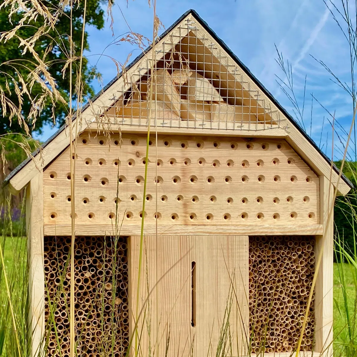 GARTENETAGE Insektenhotel XXL mit Schieferdach/Naturbelassenes, massives Insektenhaus & Bienenhotel/Insektenhotel zum Aufstellen mit Pfählen, witterungsbeständig/Marienkäferhaus, Schmetterlingshaus