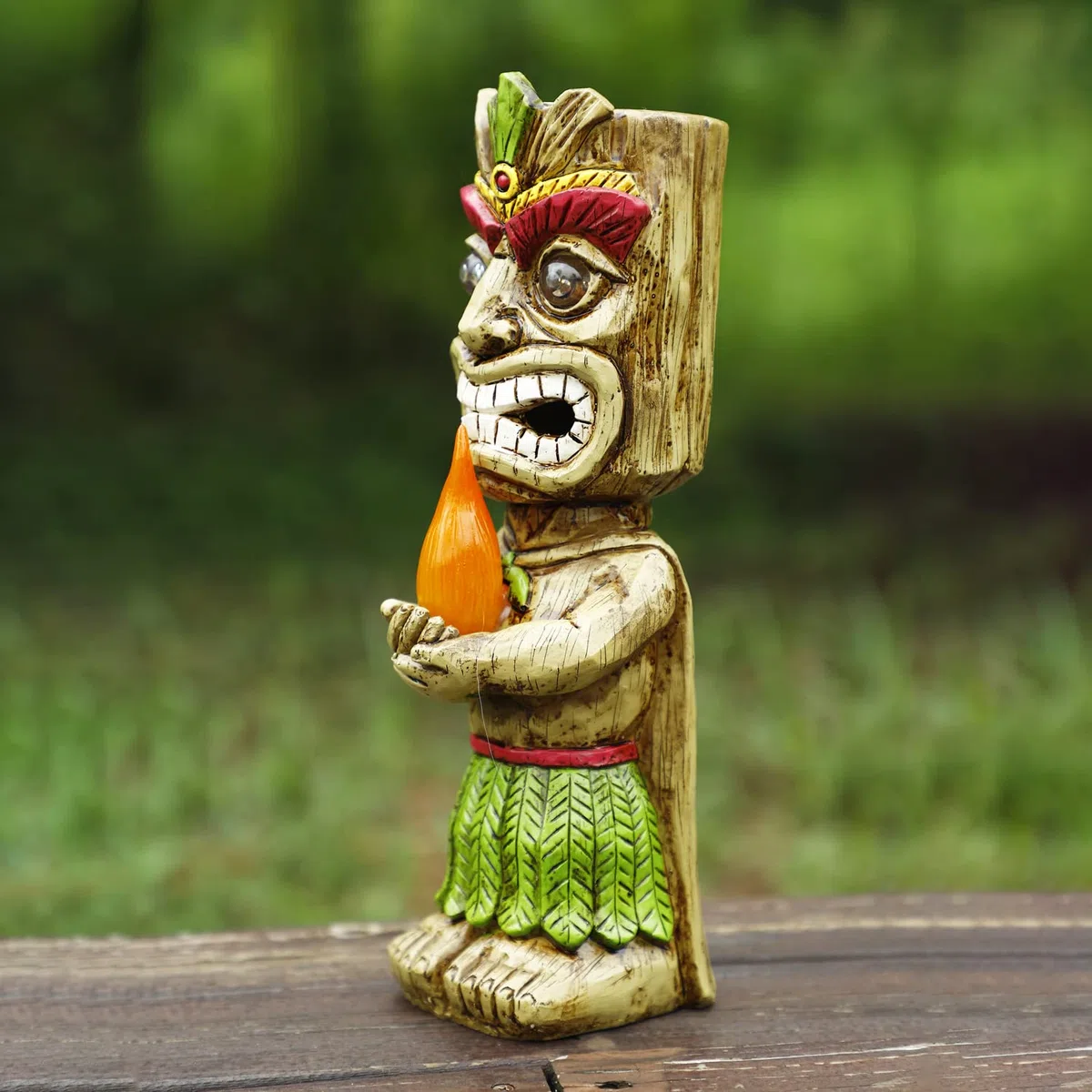 Solar Tiki Fackel Gartenstatue, Harz Tiki Dekor Figur mit solarbetriebenen Lichtern, hawaiianischer tropischer Tiki Mann Krieger, Tiki Dude, Tiki Gott, Party, Strand Dekoration