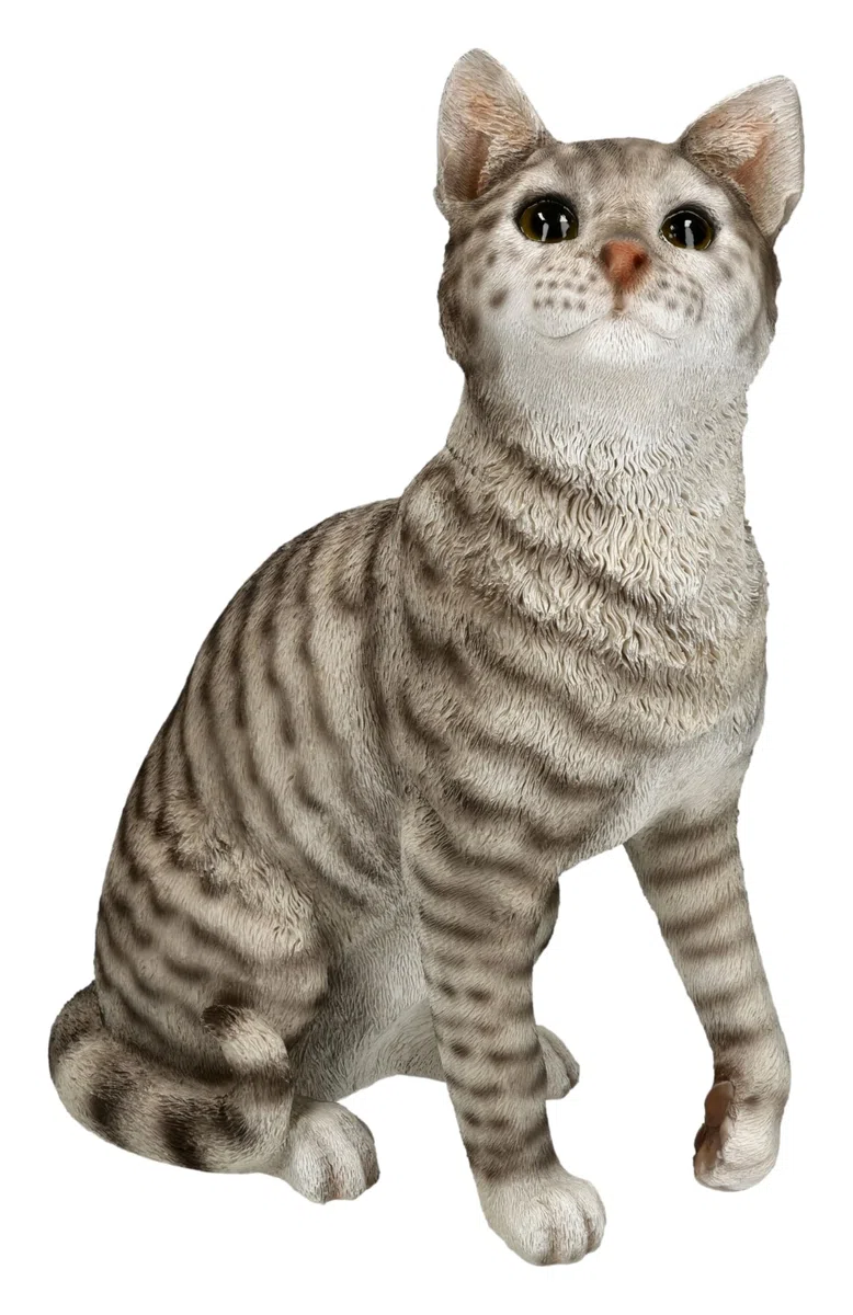 Figuren Shop GmbH Gartenfigur Katze sitzend 34,5 cm – grau getigerte Katzenfigur mit erhobener Pfote aus Polyresin, handbemalt und wetterfest – Tierfigur Gartenskulptur für Haustür und Terrasse