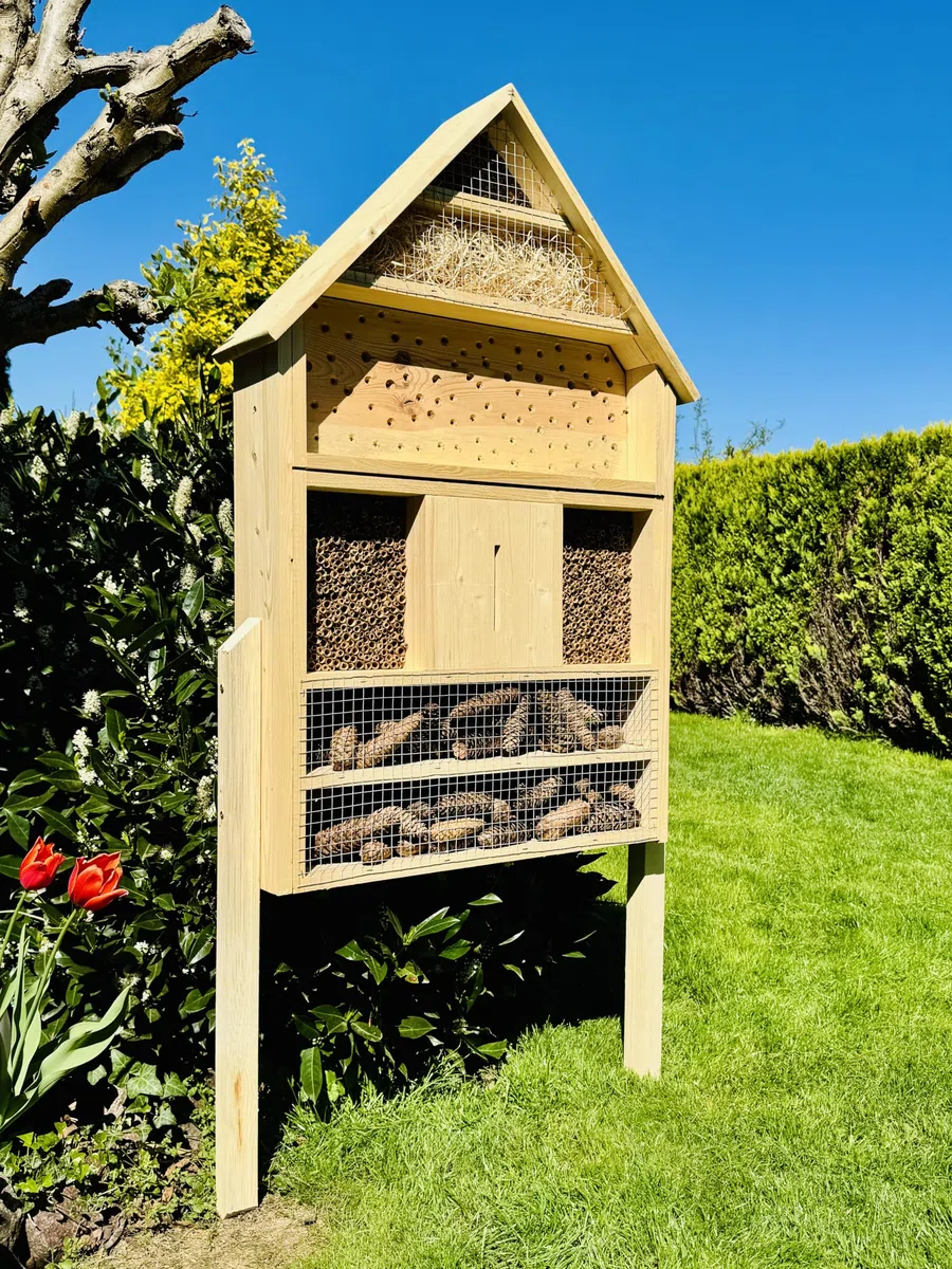 Garten Holz Insektenhotel XXL Wildbienen-Nisthilfe aus Holz mit Standfuß 110 x 79 x 16 cm (HxBxT) Insektenhaus Natur I Bienenhotel I Insektenhaus I Wetterfest I 6 Etagen