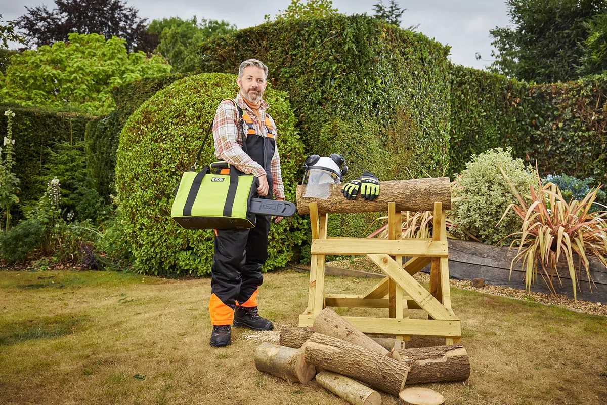 RYOBI Kettensägen-Tragetasche RAC256, passend für 18 V und 36 V Modelle, mit Ölauffangschale