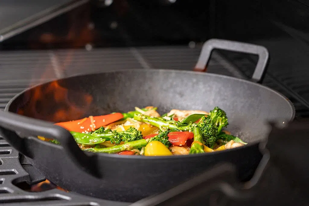 Nexgrill Gusseisen Wok I gusseiserne Wokpfanne für Gasgrill I Wok-Topf für Grill ø 30 cm I ProTouch Grillzubehör & BBQ