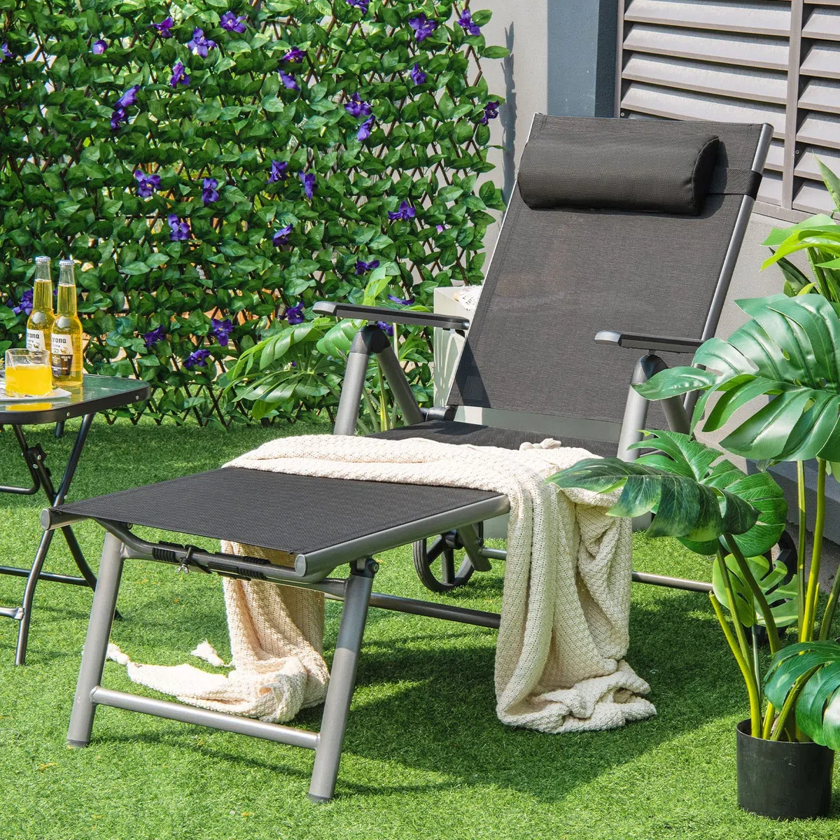 GOPLUS Sonnenliege mit Rollen, Gartenliege mit 7 Fach Verstellbarer Rückenlehne, Liegestuhl klappbar, Aluminium, Terrassenliege bis 150kg belastbar, inkl. Kopfstütze, Relaxliege Garten Balkon Pool