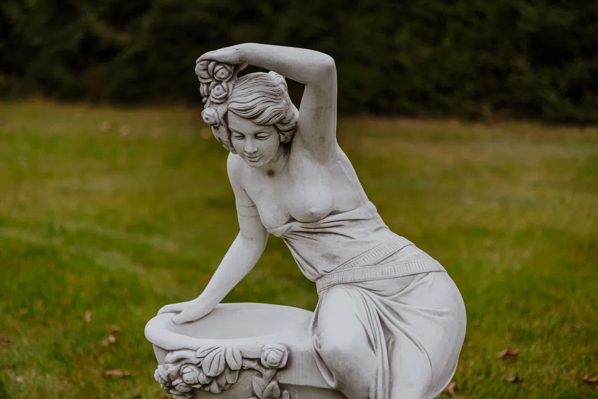 gartendekoparadies.de Frauen-Statue mit Pflanzschale Pflanzgefäß aus Steinguss, Grau, Frostsicher für Außenbereich, H. 141 cm, 398 kg