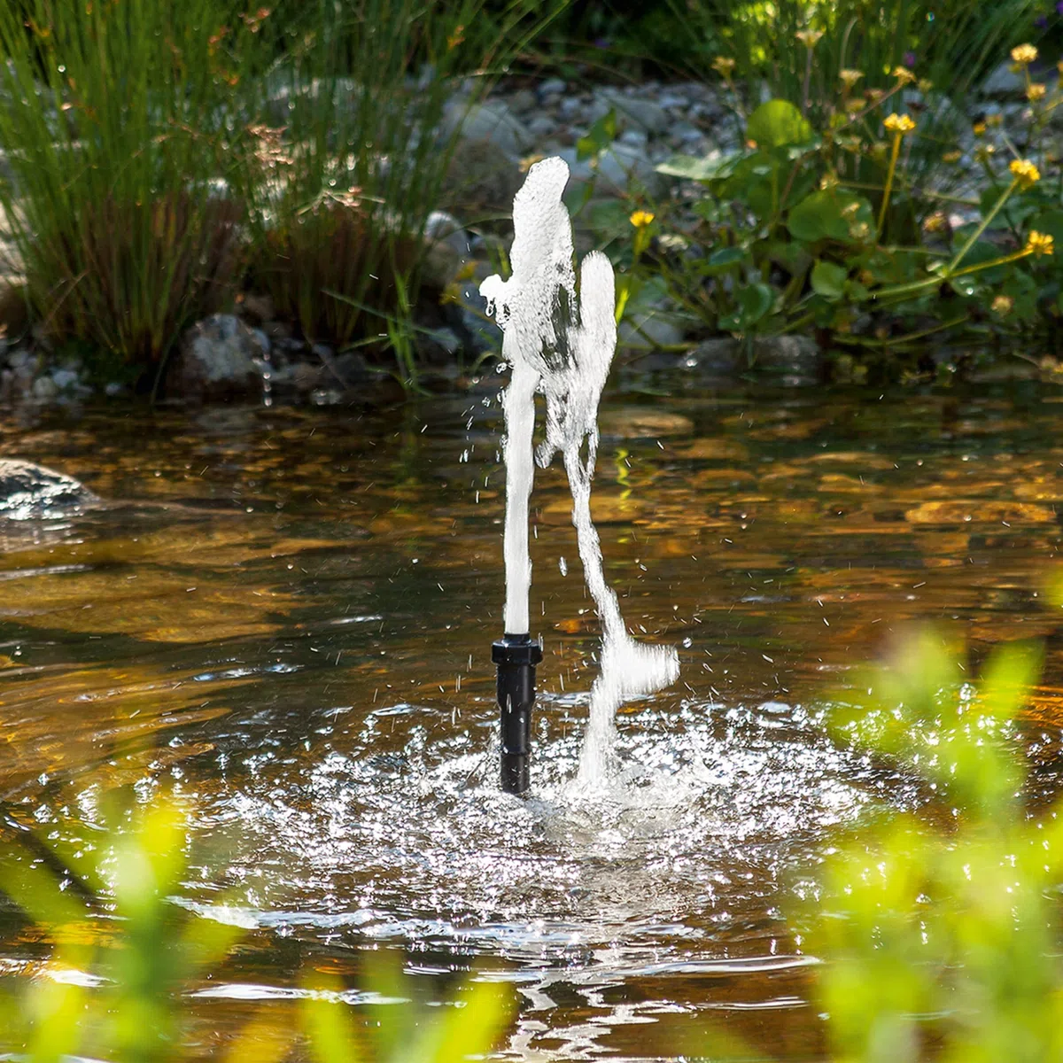 esotec Teichpumpe mit Sprinklerset, Springbrunnenpumpe, Wasserspiel Pumpe, Solarbrunnen Pumpe 1700 l/h 12-24 VDC IP68 außen 101992