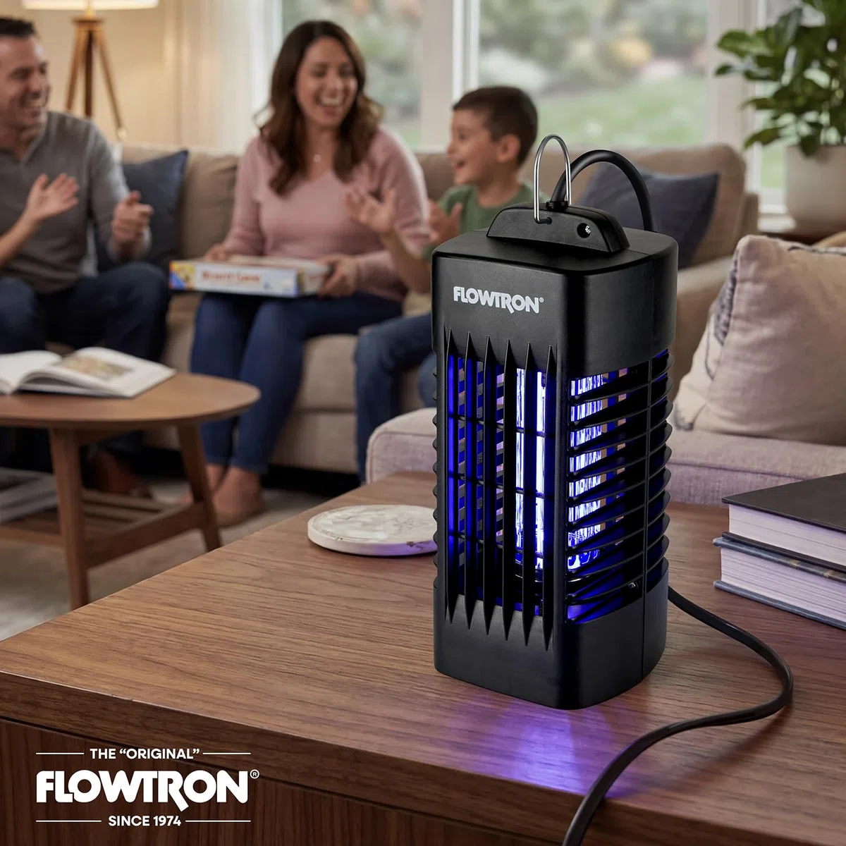 Flowtron Insektenvernichter für den Innenbereich, UV, 1000 V, 160 m², Schwarz | Passend für Küchen, Schlafzimmer und Büros, die einen stabilen Schutz benötigen – einfach in jede Steckdose stecken