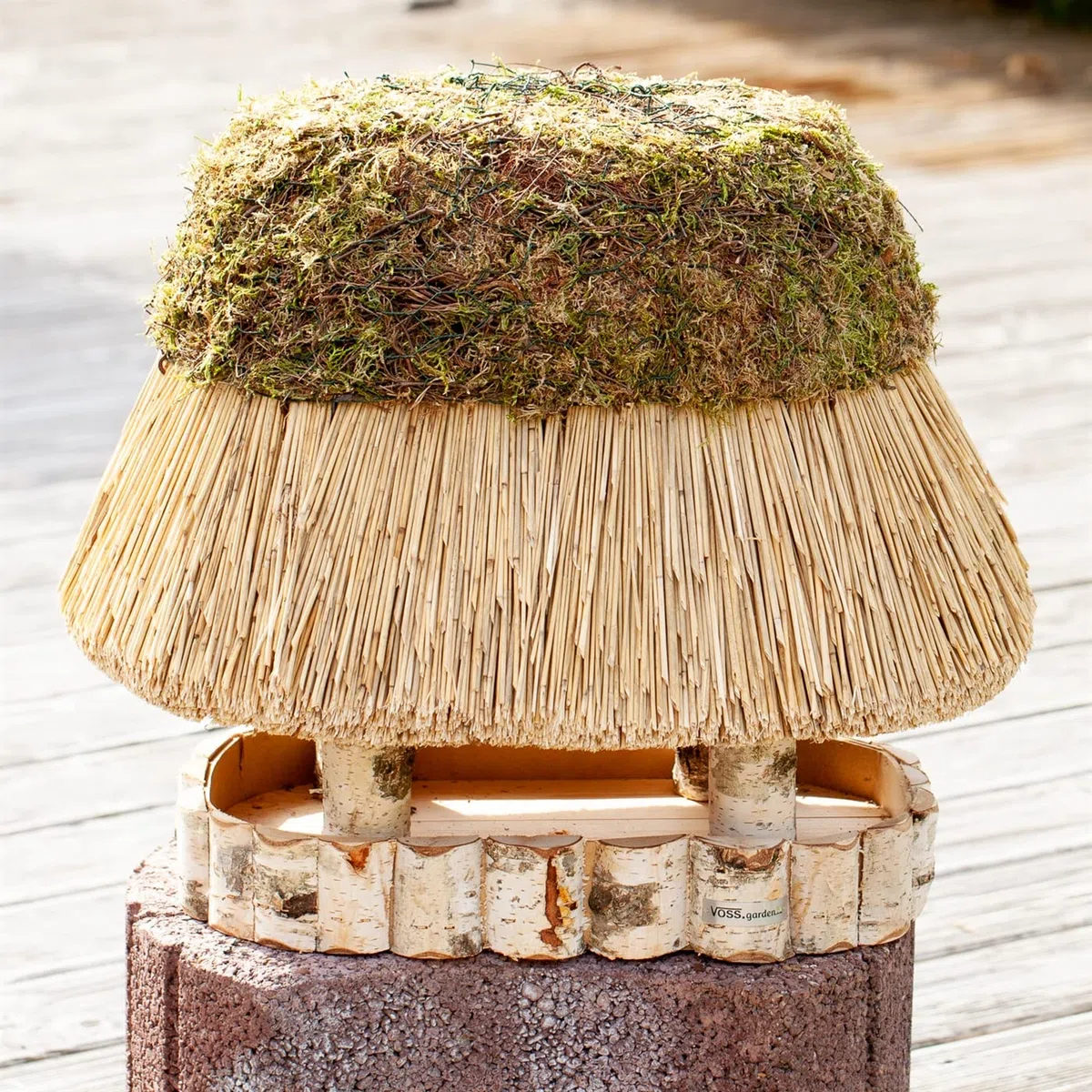 VOSS.garden Ovales Vogelhaus Pellworm mit Reetdach, Naturbelassene Birke 46x29cm große Futterplatte, Vogelfutterstation Vogelvilla Futterhaus Vogelhäuschen