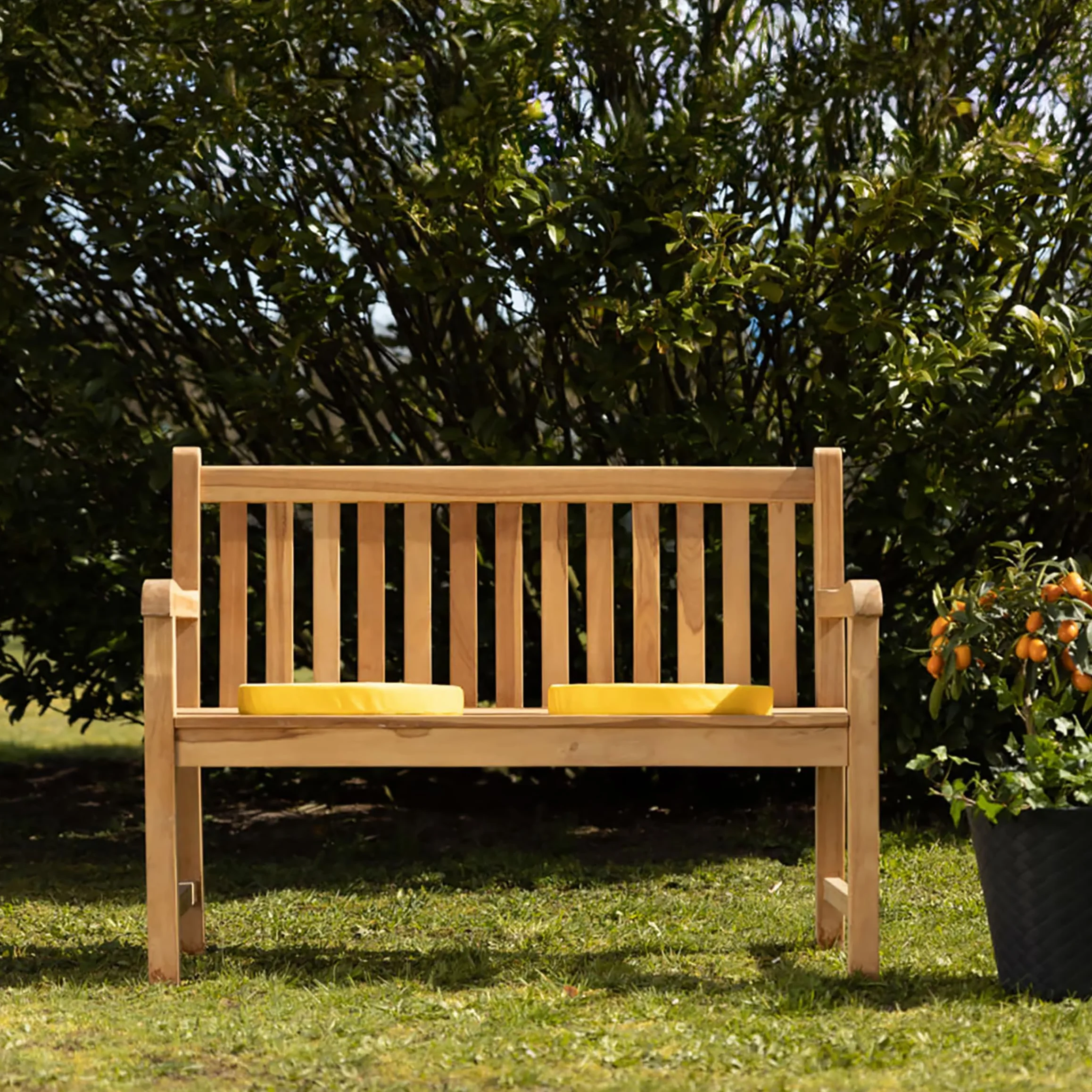 Spetebo 2-Sitzer Teak Gartenbank mit Armlehnen, 120 cm | Belastbarkeit 250 kg, Massivholz, Für Balkon Terrasse Garten