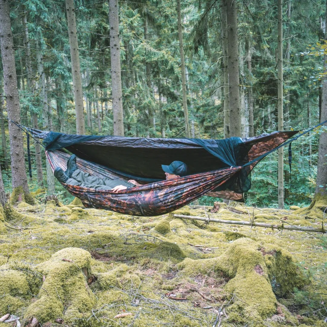 AMAZONAS Traveller Camp Forest – Ultraleichtes Hängematten-Komplettset mit Moskitonetz und Tarp | Belastbarkeit 200 kg | nur 1,6 kg | ideal für Outdoor-Abenteuer