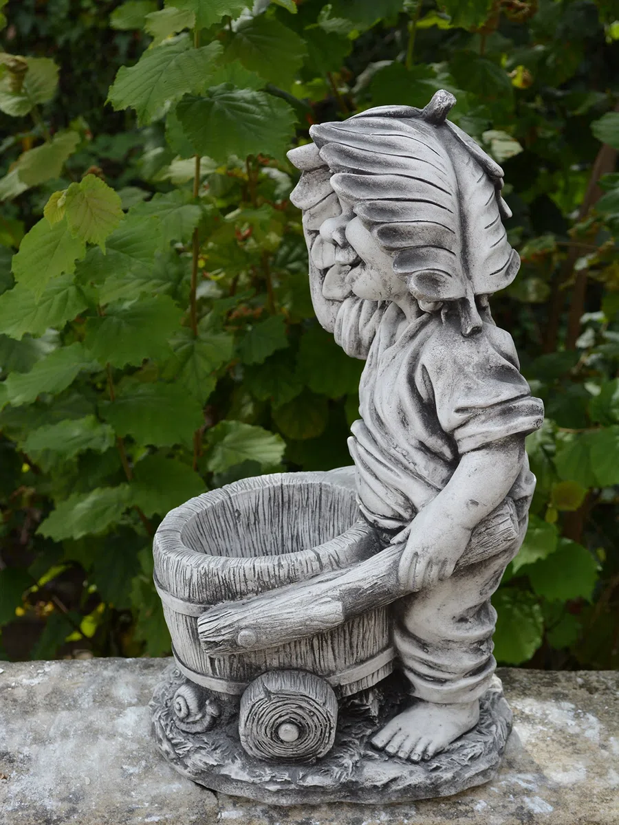 gartendekoparadies.de Gnom mit Schubkarre, Steinfigur Wichtel, H. 50 cm, 23 kg, Grau, frostsicher aus Steinguss für Außenbereich