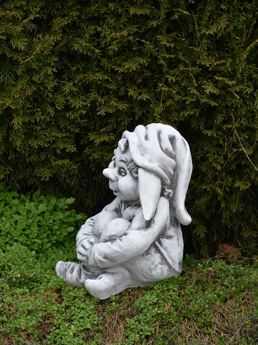 gartendekoparadies.de Gnom als lustiger Freund, Steinfigur Wichtel, H. 30 cm, 11 kg, Grau, frostsicher aus Steinguss für Außenbereich
