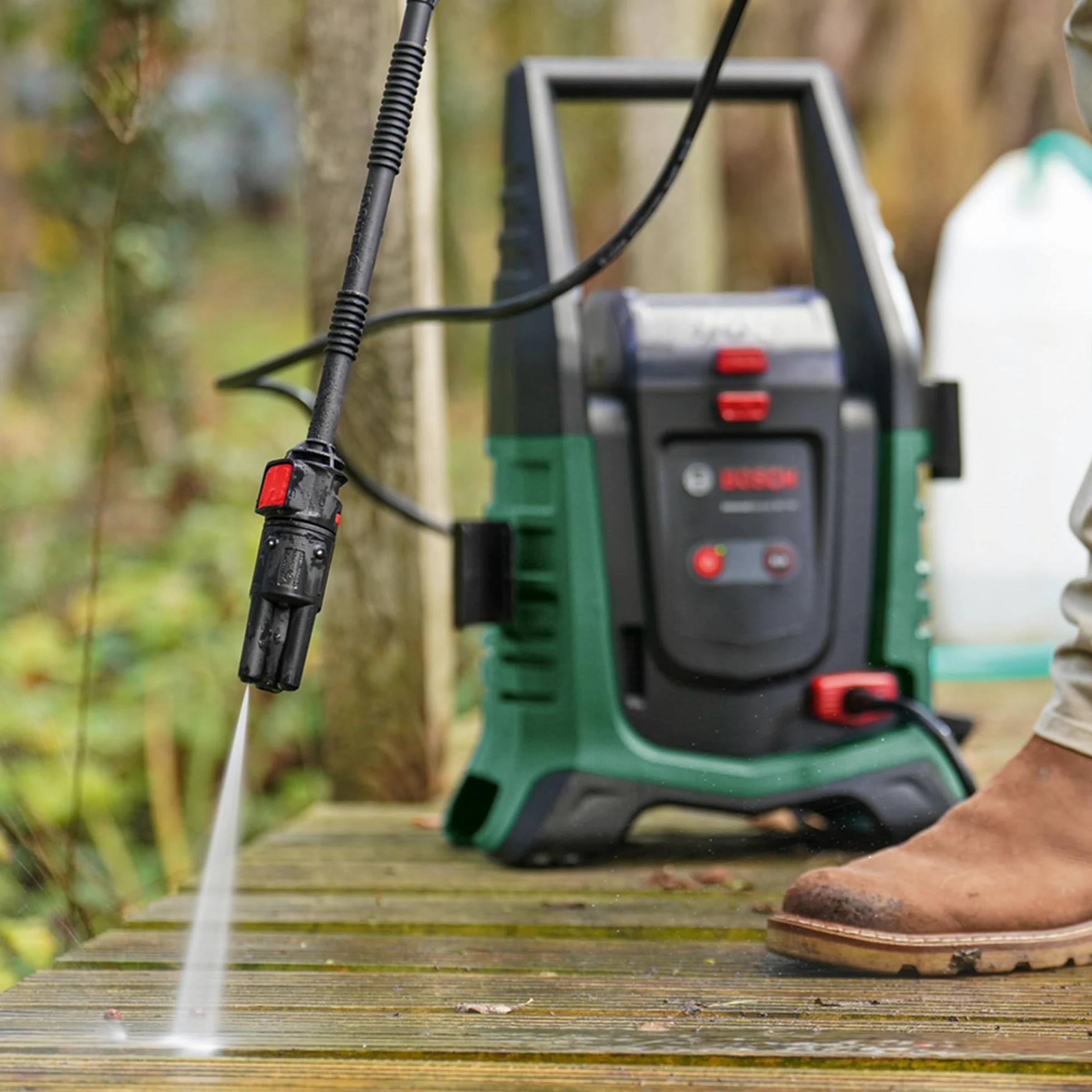Bosch Akku-Hochdruckreiniger UniversalAquatak 36V-100 (ohne Akku/Ladegerät) | Für die Reinigung zu Hause oder unterwegs; 36-Volt-System; bis zu 45 Minuten Laufzeit; selbstansaugendes Set