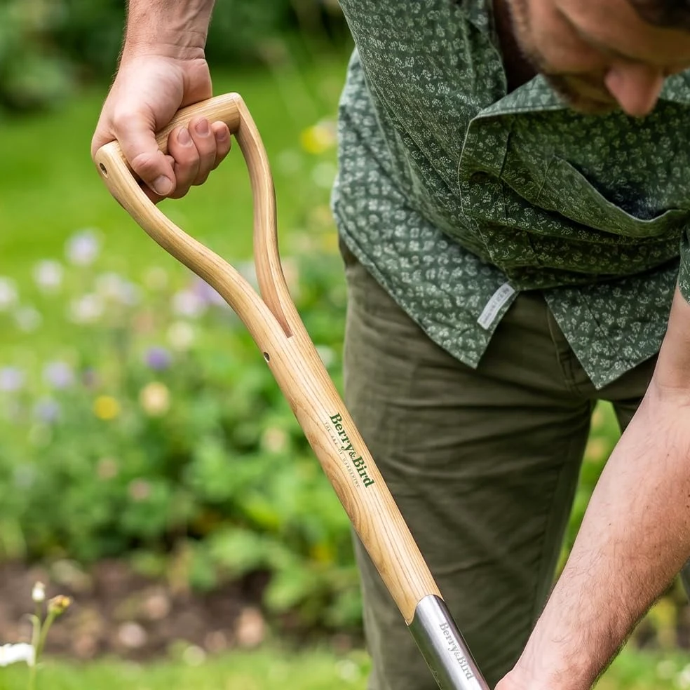 Berry&Bird 104cm Edelstahl Grabespaten, Gartenspaten mit D-Griff, traditioneller englischer Flachspaten mit Eschenholz Griff zum Graben, Gärtnern und Umpflanzen, Spatenblatt mit Trittkante