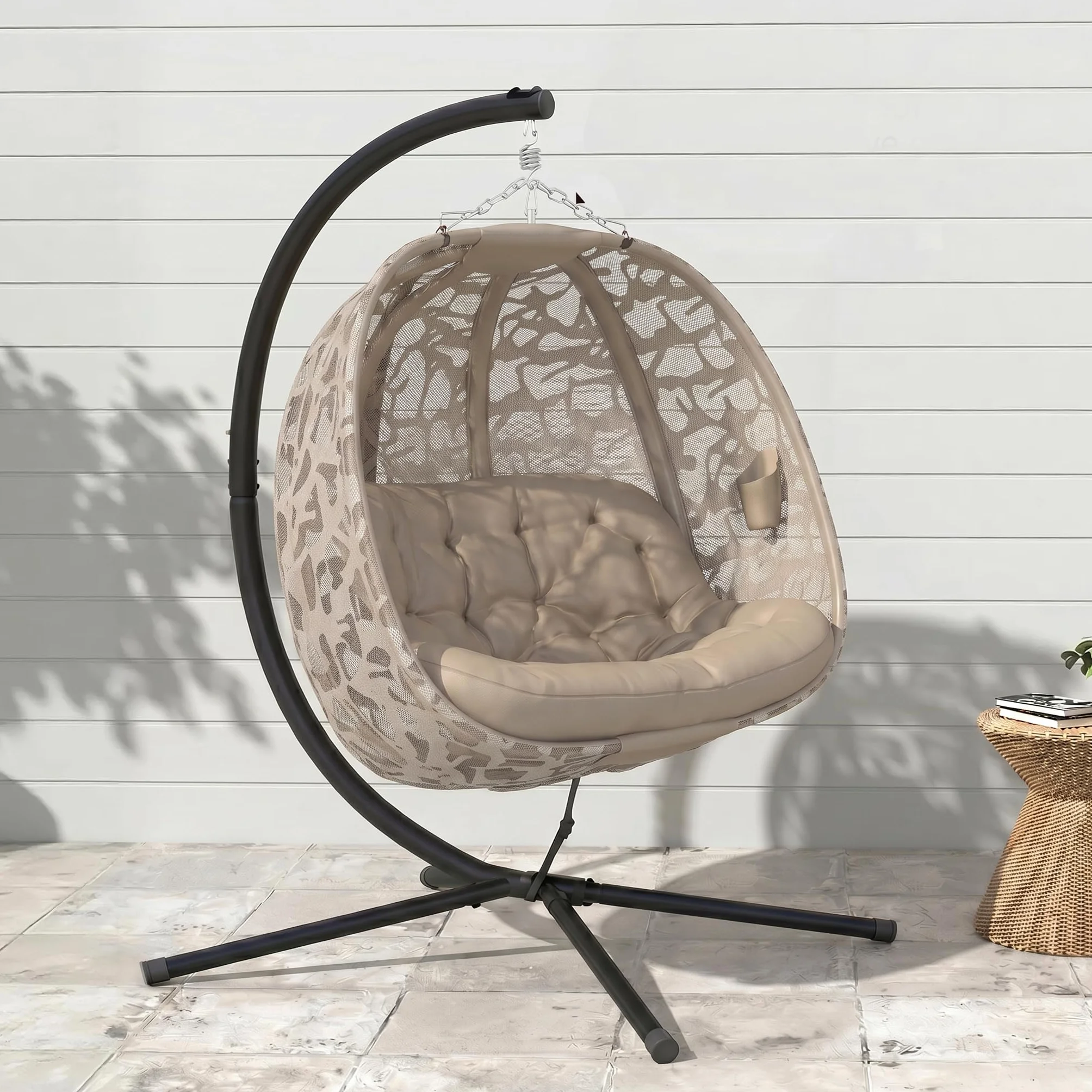 Outsunny Hängesessel, 2 Sitzer Hängestuhl mit Kissen, Hängeschaukel mit Klappbarem Sitzkorb, Seitentaschen für Indoor, Outdoor, bis 240 kg Belastbar, Polyester+Stahl, Sand
