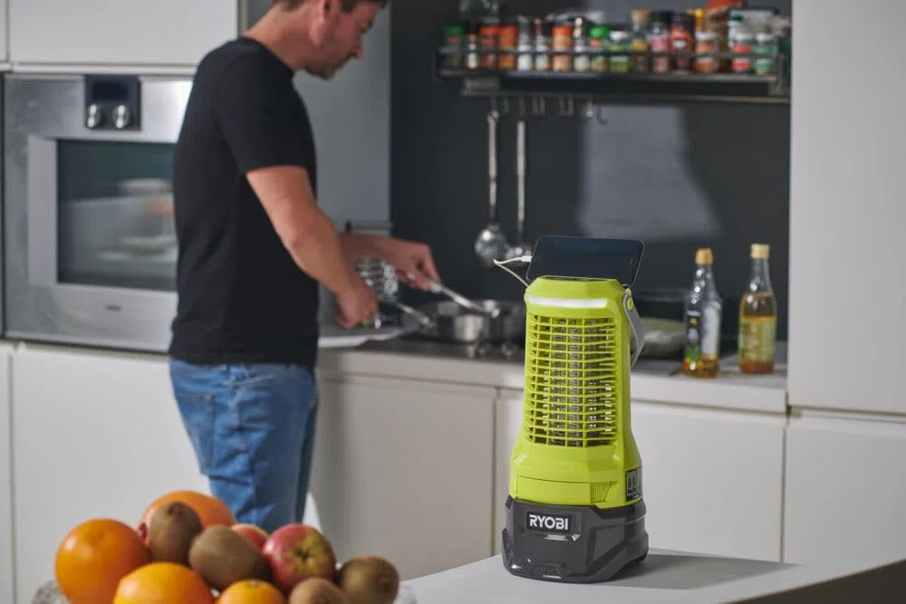 RYOBI 18 V ONE+ Akku-Insektenvernichter RY18BZA-0 (Bis zu 30 m² Wirkungsbereich, Timer-Einstellung für 2-, 4-, und 6 Stunden, ohne Akku und Ladegerät