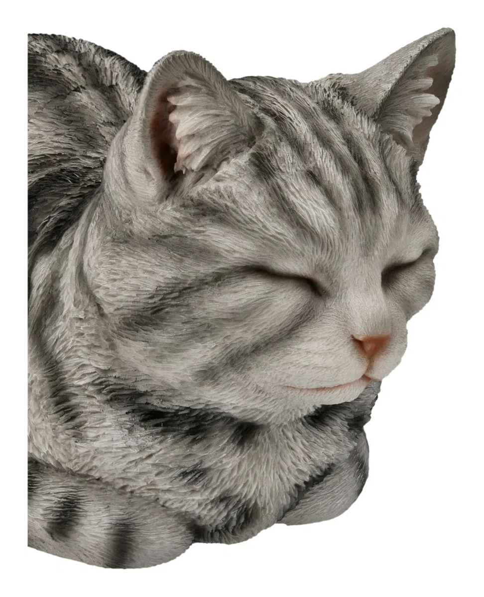 Figuren Shop GmbH Katzenfigur schlafend 34 cm – liegende Tigerkatze grau getigert aus Polyresin, handbemalt und wetterfest – Tierfigur für Garten, Beet, Terrasse und Wohnzimmer