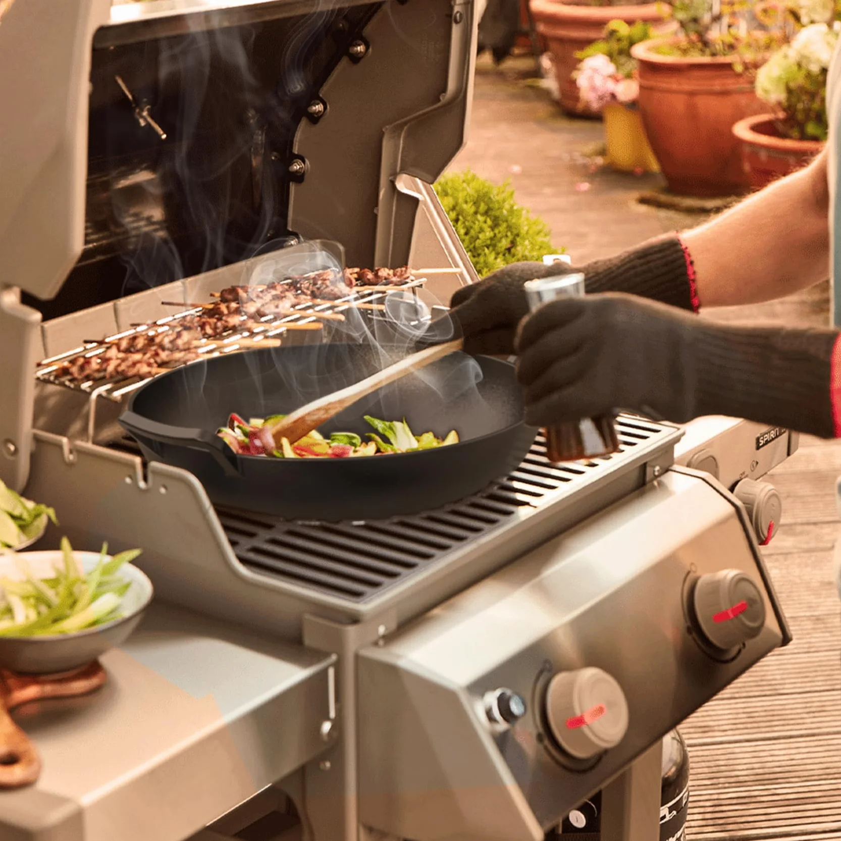 onlyfire Wok Gusseisen, Ø36cm Wokpfanne mit Griff, Gusseisenpfanne für Weber Gourmet BBQ System, Passend für Weber Spirit II & Genesis II GS4 System, BBQ Grillpfanne