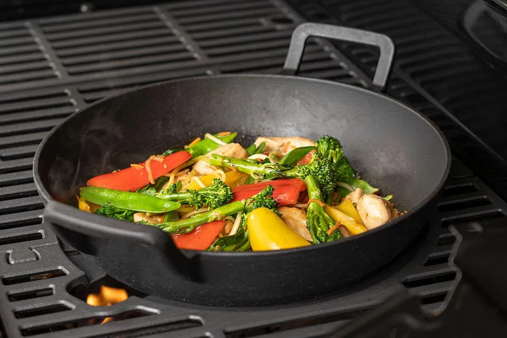 Nexgrill Gusseisen Wok I gusseiserne Wokpfanne für Gasgrill I Wok-Topf für Grill ø 30 cm I ProTouch Grillzubehör & BBQ