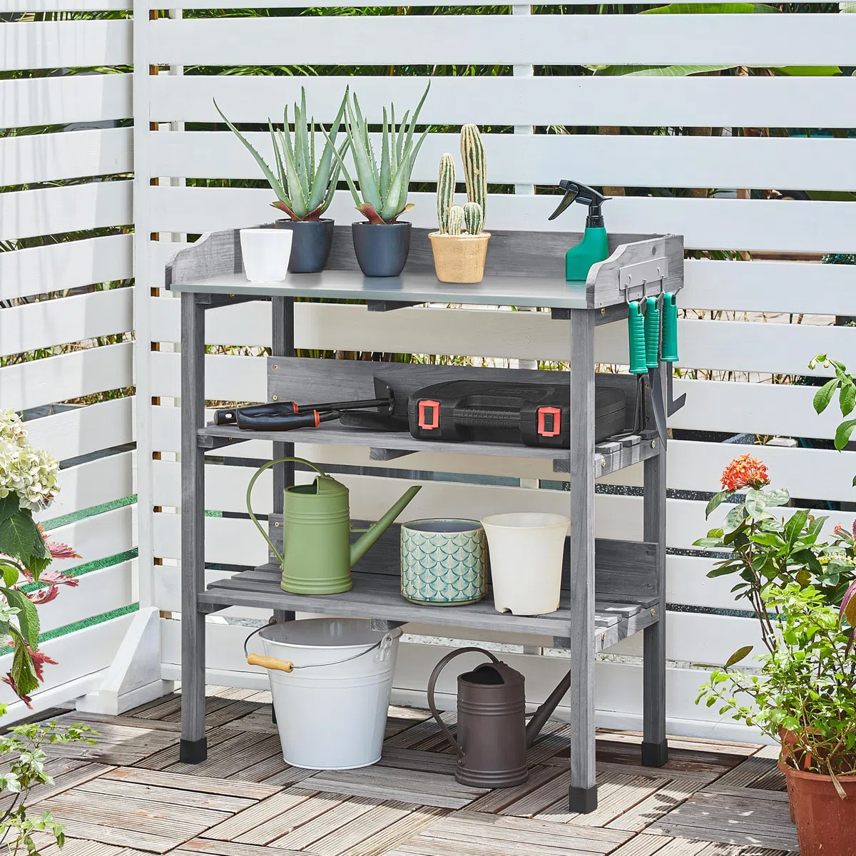 Yaheetech Pflanztisch Outdoor wetterfest, Gärtnertisch 77 x 37 x 90 cm mit verzinkter Arbeitsplatte & 2 Ablagefächer & 3 Haken Blumentisch aus Tannenholz für Garten/Balkon/Terrasse Grau