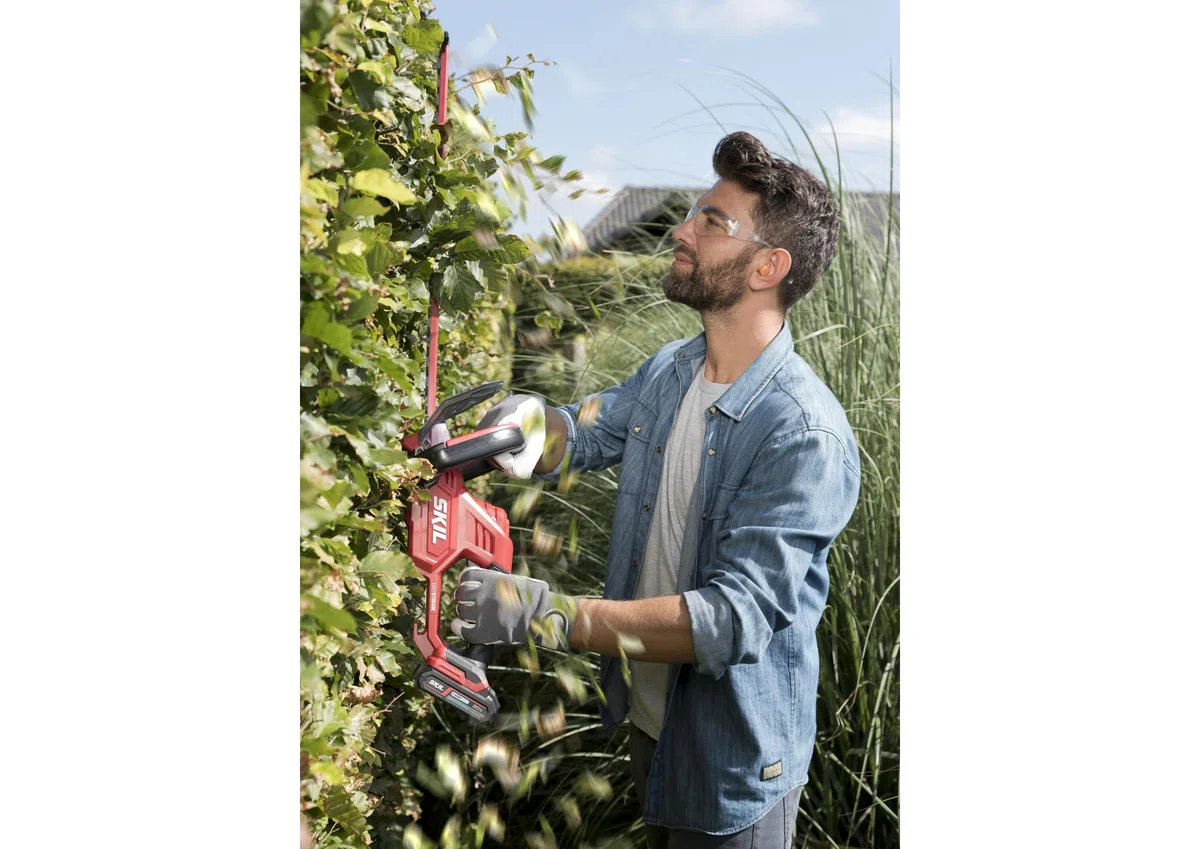 Skil Akku-Heckenschere 0430CA 55 cm „20V Max“ (18V) – Heckenschere mit ergonomischem Design und Sägefunktion – Ideal für Hecken, Sträucher und dickere Äste GH1E0430CA