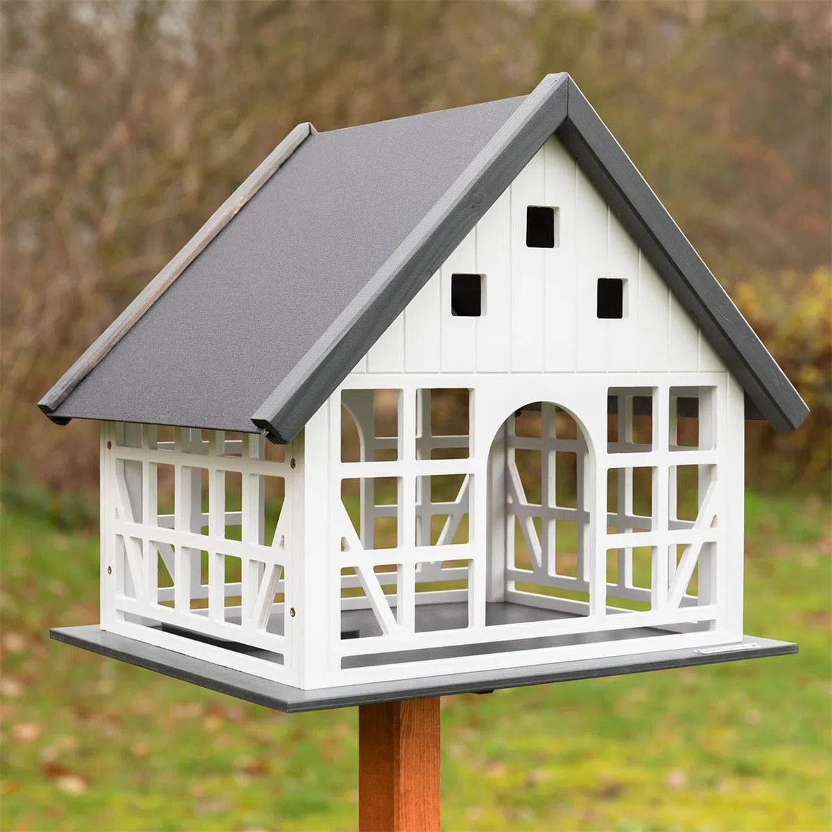 VOSS.garden Vogelhaus Belau weiß Fachwerk mit Metalldach Fachwerkstil mit Bodenluke Vogelfutterhaus Vogel Futterhaus Vögel ohne Ständer Garten Futterstation Vogelfutterstation
